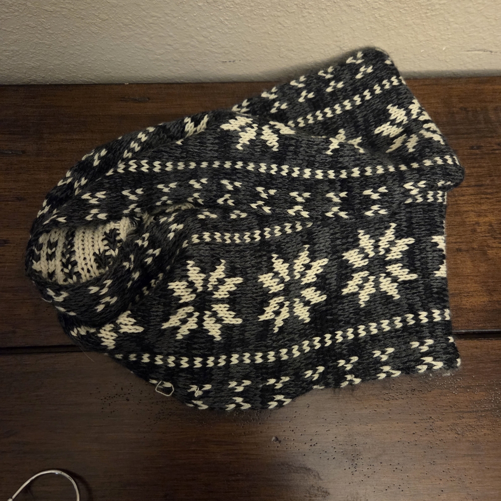 BearPaw Charcoal and Cream Snowflake Knit Scarf